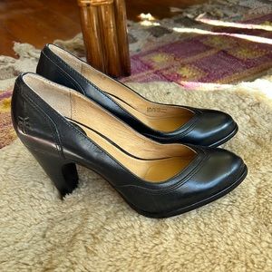 FRYE black heels size 6.5 in perfect condition